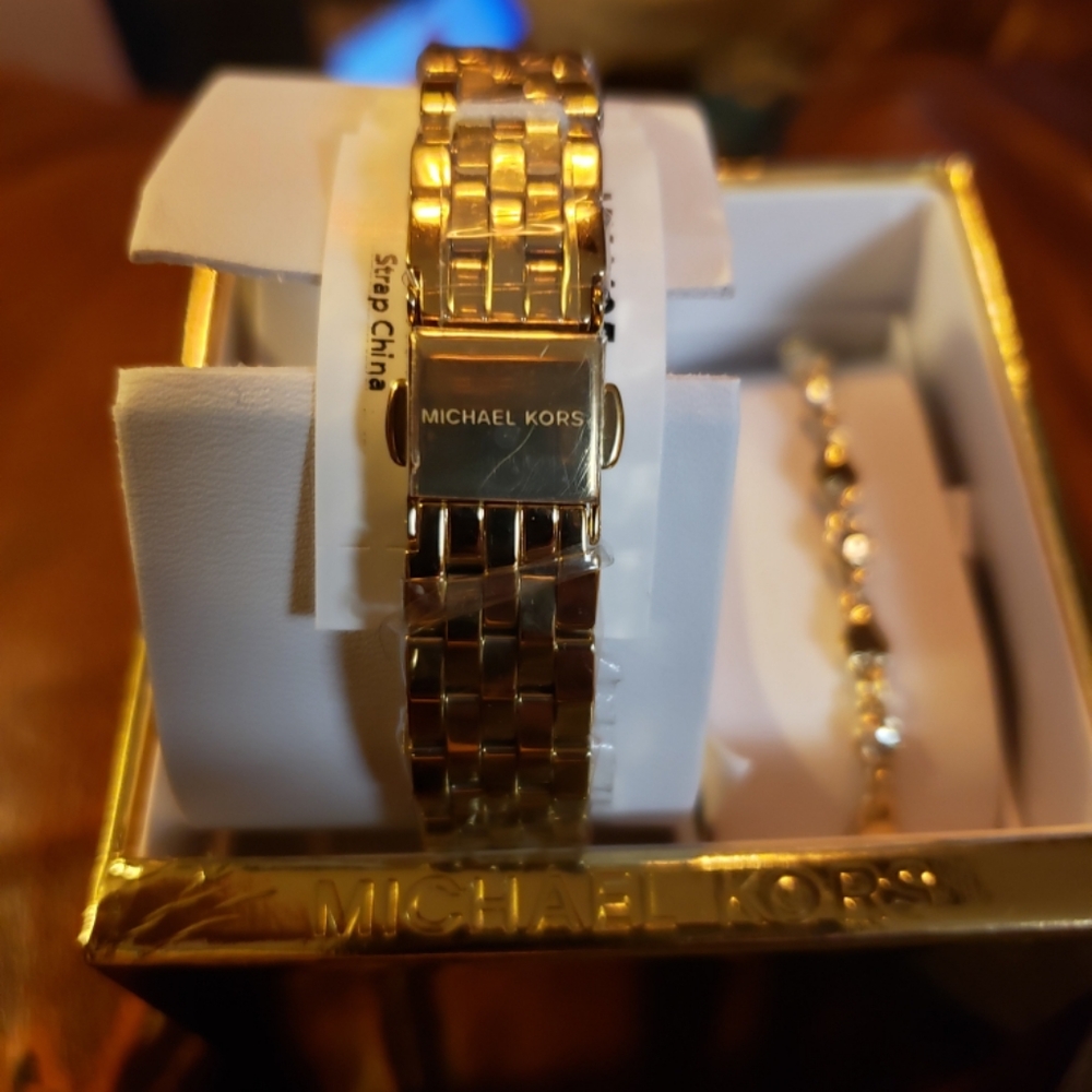 Brand New Michael Kors MK4495 - Picture 2 of 3